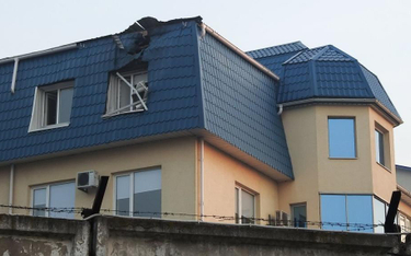 Zniszczone piętro polskiego konsulatu w Łucku po trafieniu pociskiem z granatnika
