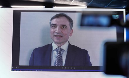 Zdalne oświadczenie posła Prawa i Sprawiedliwości Zbigniewa Ziobry (na ekranie) w siedzibie ugrupowa