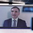 Grudzień 2025 r. Zdalne oświadczenie Zbigniewa Ziobry, na ekranie telewizora w siedzibie Prawa i Spr