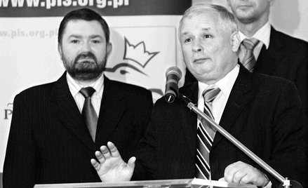 PiS z zamkniętymi oczami