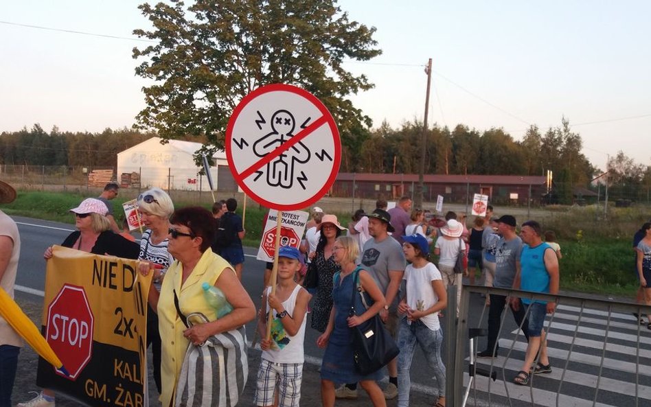 Protest na podwarszawskich drogach przeciwko budowie linii wysokiego napięcia