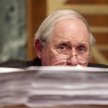 Senator Carl Levin, przewodniczący Stałej Podkomisji Śledczej Senatu Stanów Zjednoczonych