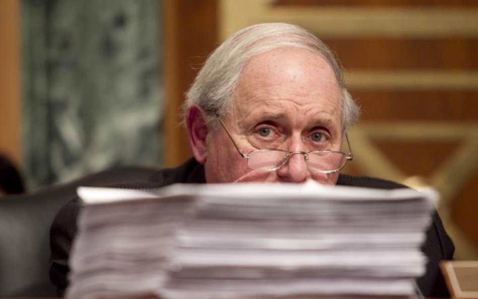 Senator Carl Levin, przewodniczący Stałej Podkomisji Śledczej Senatu Stanów Zjednoczonych