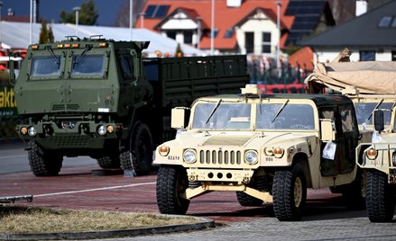 Samochód hummer amerykańskich żołnierzy przy ich bazie obok lotniska w podrzeszowskiej Jasionce.