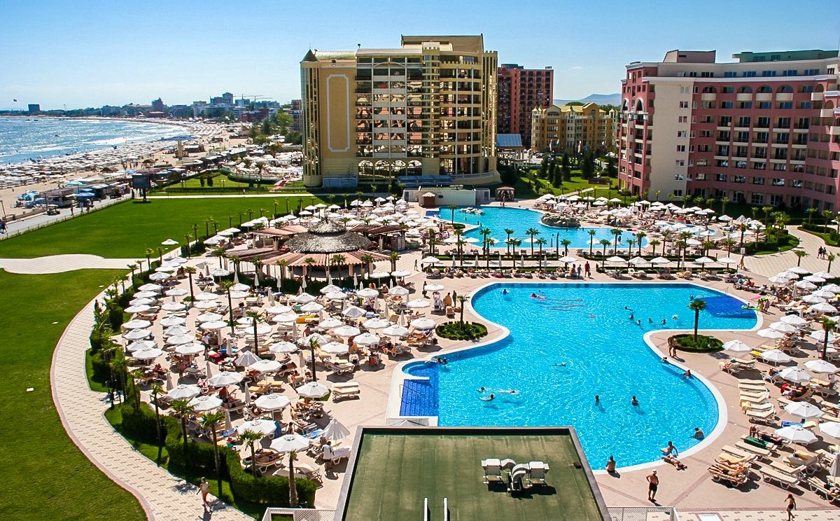 Siła złotego i tanie paliwo zwolniły wzrost cen wakacji. Ale jeden kierunek nie przestaje drożeć