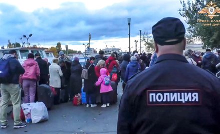 Cywile ewakuowani z Chersonia przez Rosjan