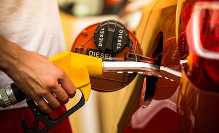Zdrożeje benzyna i olej napędowy. Rząd wprowadzi „opłatę emisyjną”