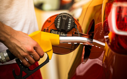 Zdrożeje benzyna i olej napędowy. Rząd wprowadzi „opłatę emisyjną”
