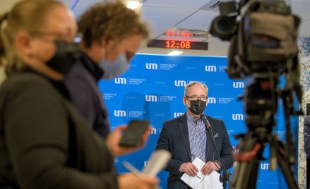 Minister zdrowia Adam Niedzielski (P) podczas konferencji prasowej w Centrum Kliniczno-Dydaktycznym 