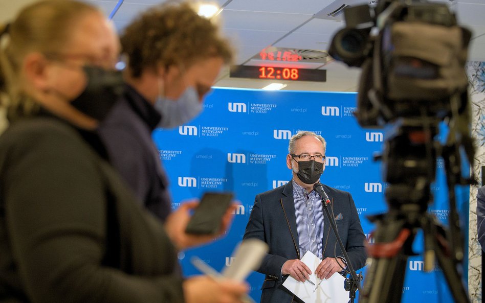 Minister zdrowia Adam Niedzielski (P) podczas konferencji prasowej w Centrum Kliniczno-Dydaktycznym 