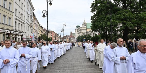 Ruszają procesje Bożego Ciała. W Warszawie cztery ołtarze