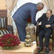Prezydent Abd al-Aziz Buteflika (siedzi) i nowy premier Noureddine Bedouiof