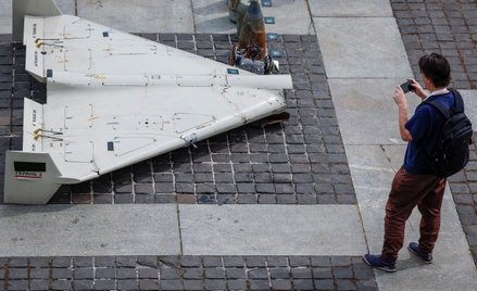 Szczątki irańskiego drona Shahed 131/136, prezentowane na wystawie w Kijowie