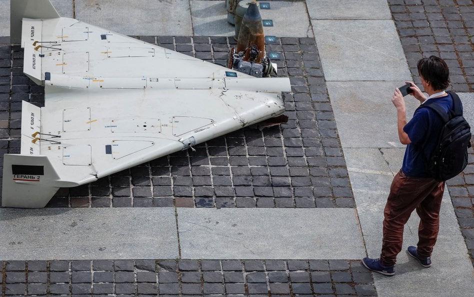 Szczątki irańskiego drona Shahed 131/136, prezentowane na wystawie w Kijowie