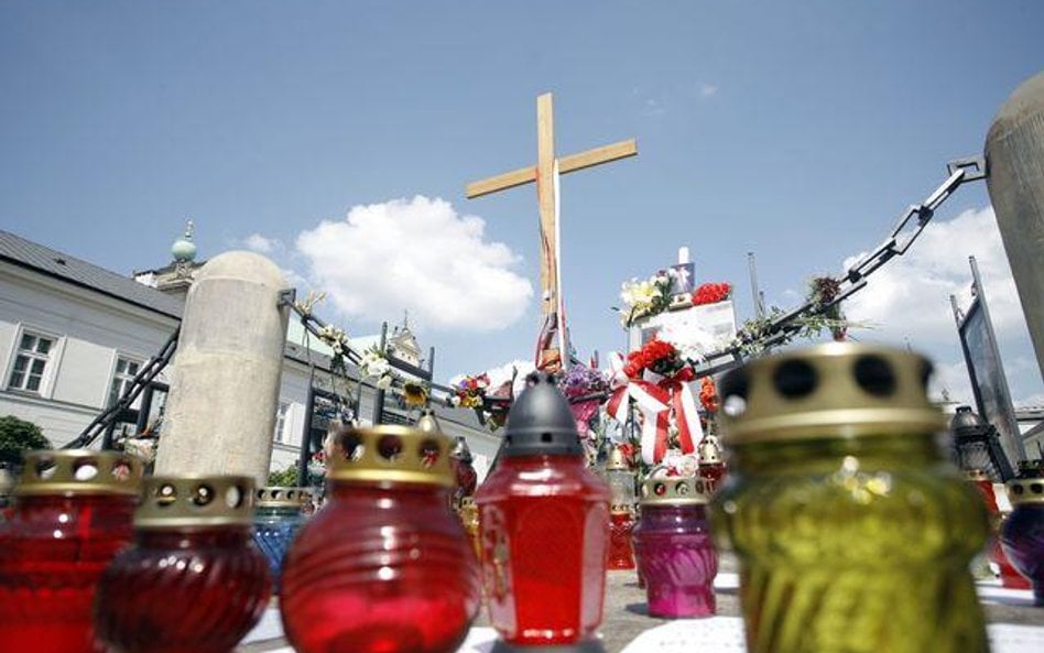 Krzyż sprzed pałacu zostanie przeniesiony 3 sierpnia