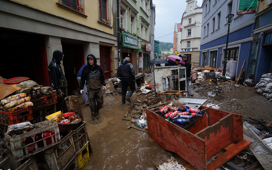 Kłodzko, sprzątanie po zalaniu miasta