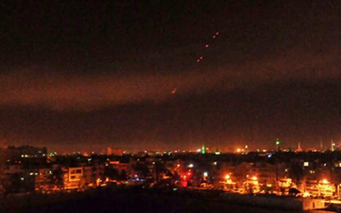 Odpowiedź syryjskiej obrony przeciwlotniczej na przedmieściach Damaszku – na zdjęciu z syryjskich me