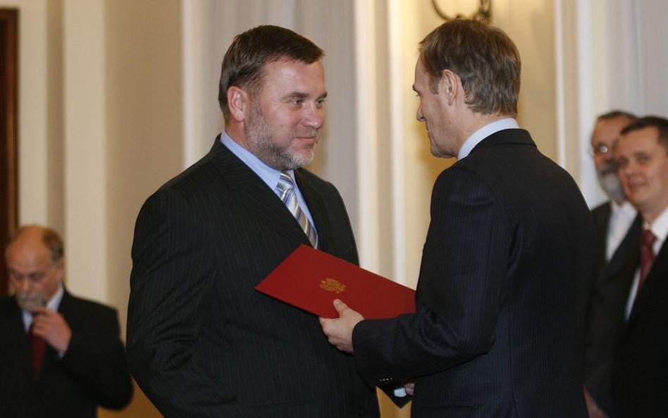 Premier Donald Tusk wręczył powołanie na wojewodę Zygmuntowi Łukaszczykowi 29.11.2007 r.