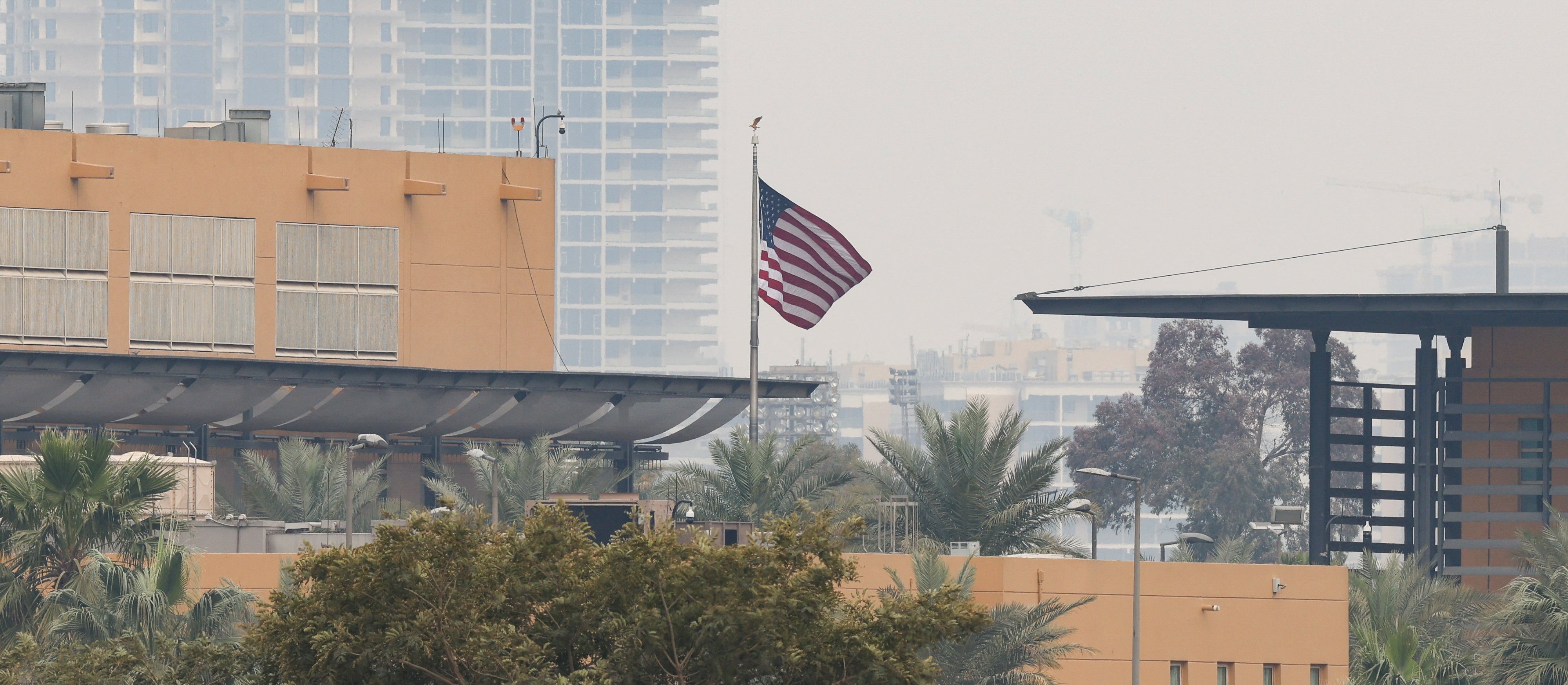 Ambasada USA zaatakowana rakietami. Nad placówką unosił się dym