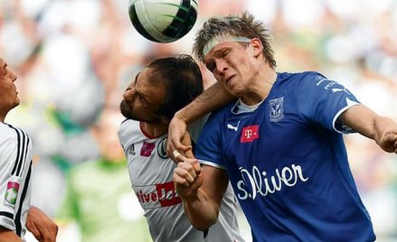 Artjom Rudniew (z prawej) w meczu Lecha z Legią strzelił jedynego gola – swojego 21. w tym sezonie