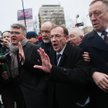 Politycy PiS Mariusz Kamiński (C) i Maciej Wąsik (3L) wraz z posłami PiS przed Sejmem