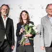 Lucrecia Martel z nagrodą, twórca festiwalu Transatlantyk Jan A.P. Kaczmarek (z lewej) i sekretarz g