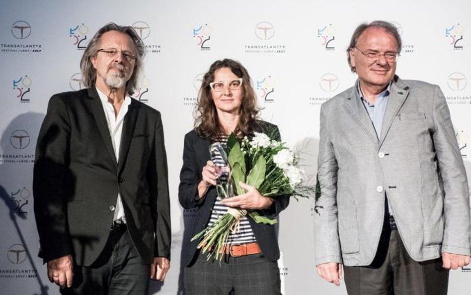 Lucrecia Martel z nagrodą, twórca festiwalu Transatlantyk Jan A.P. Kaczmarek (z lewej) i sekretarz g