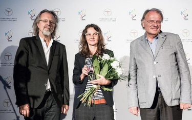 Lucrecia Martel z nagrodą, twórca festiwalu Transatlantyk Jan A.P. Kaczmarek (z lewej) i sekretarz g