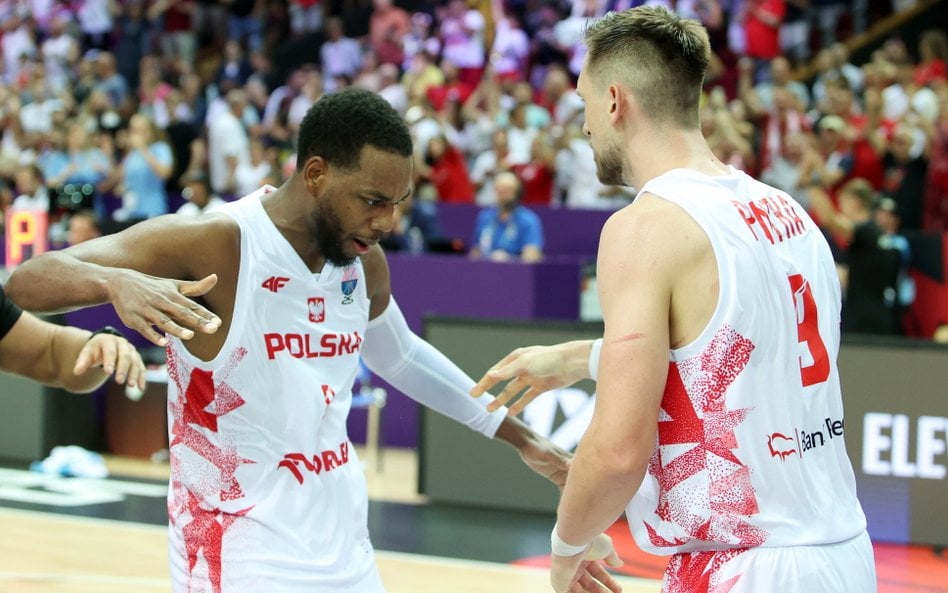 Jordan Loyd i Mateusz Ponitka cieszą się ze zwycięstwa z Izraelem na Eurobaskecie.