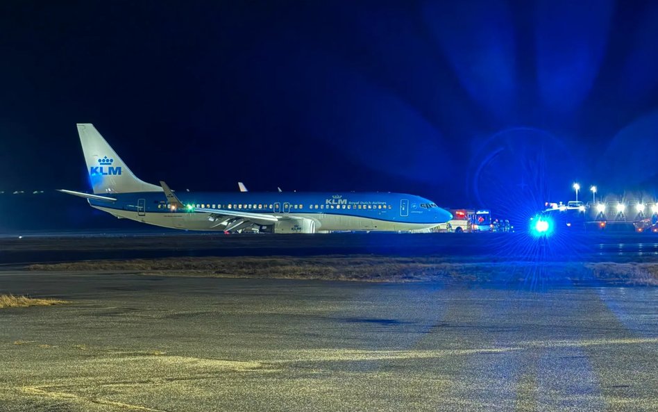 Boeing 737-800 wypadł z pasa podczas awaryjnego lądowania na lotnisku Oslo Torp Sandefjord