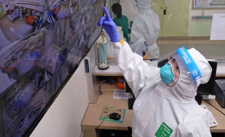 Pracownik ochrony zdrowia z Korei Południowej w odzieży ochronnej