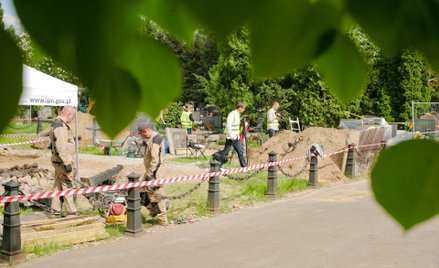 Ziemia z dołów śmierci jako nagroda od IPN