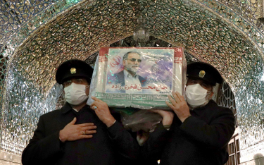 Pożegnanie zabitego szefa programu atomowego Iranu prof. Mohsena Fachrizadeha w świątyni Imama Rezy 