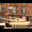 Amerykański czołg "Abrams" przewożony ryskim bulwarem nadrzecznym (listopad 2014)