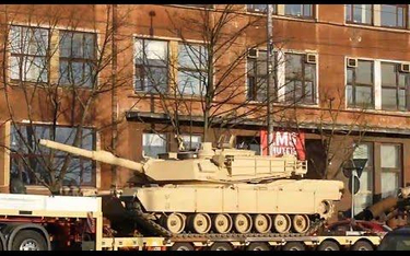Amerykański czołg "Abrams" przewożony ryskim bulwarem nadrzecznym (listopad 2014)
