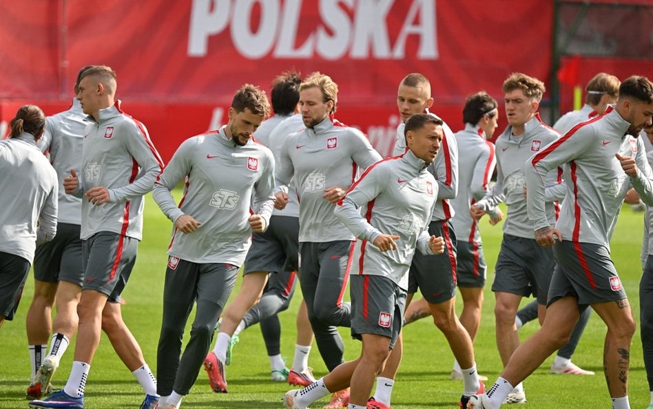 Piłkarze reprezentacji Polski podczas treningu kadry w Warszawie, 23 bm. Polacy przygotowują się do 