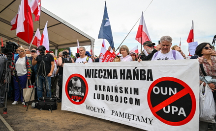 Uroczystość odsłonięcia Pomnika „Rzeź Wołyńska” we wsi Domostawa. Budzący kontrowersje pomnik stanął