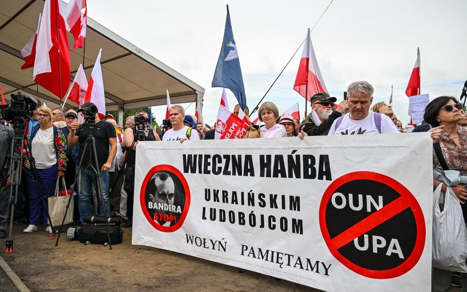 Uroczystość odsłonięcia Pomnika „Rzeź Wołyńska” we wsi Domostawa. Budzący kontrowersje pomnik stanął