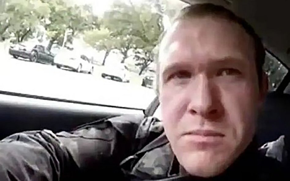 Brenton Tarrant przez 17 transmitował swój atak terrorystyczny na Facebooku