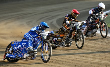 Bartosz Zmarzlik (kask niebieski) w finale wyprzedził Leona Madsena na ostatnim łuku