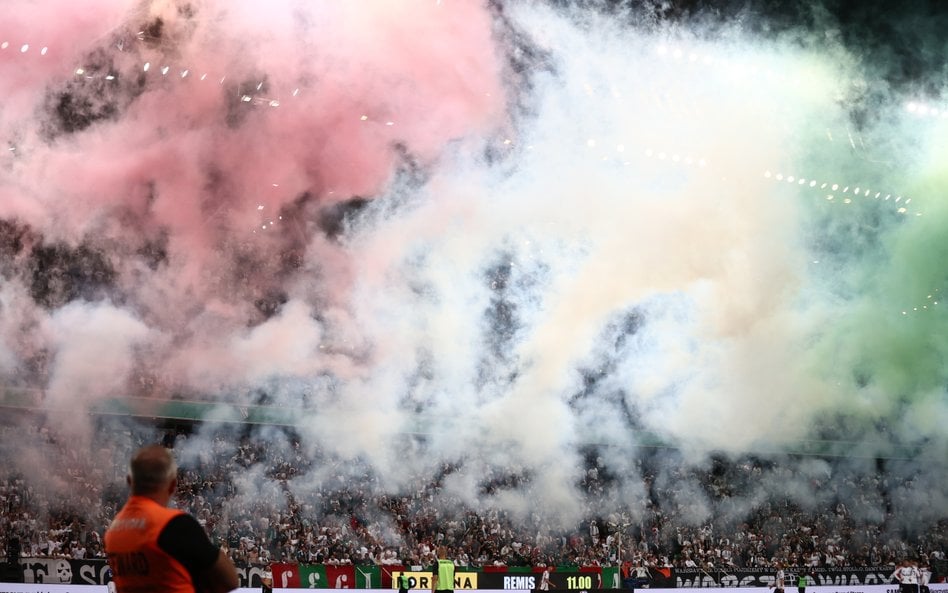 Kibice Legii Warszawa po wygranym 2:1 rewanżowym meczu 2. rundy eliminacyjnej piłkarskiej Ligi Europ