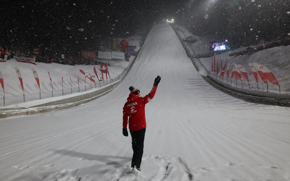 Kamil Stoch podczas symbolicznego pożegnania z polską publicznością po zakończeniu zawodów Pucharu Ś