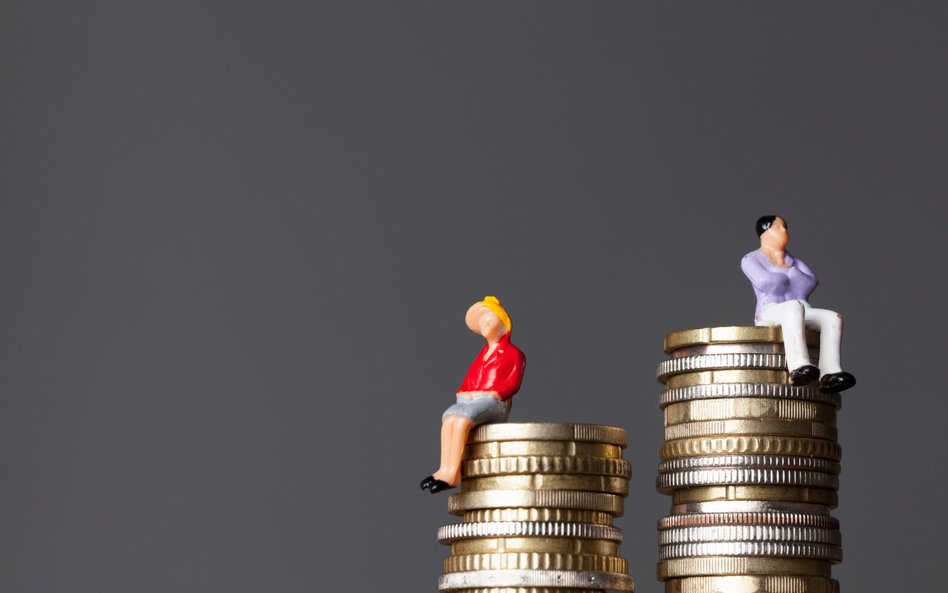 Osoby pracujące na tym samym stanowisku nie muszą zarabiać tyle samo
