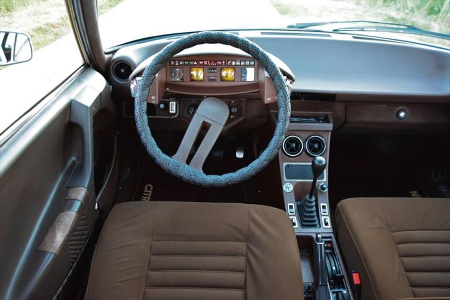 Futurystyczna stylistyka deski rozdzielczej porusza do dziś.