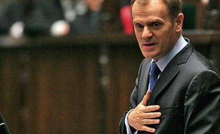 Rok temu, w pierwszą rocznicę swoich rządów, premier Donald Tusk chwalił się m.in. sukcesami w polit
