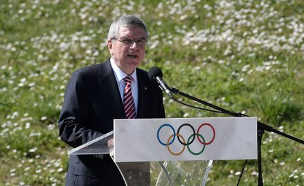 Prezydent MKOl Thomas Bach zachowuje się tak, jakby wierzył, że koronawirus nie storpeduje igrzysk