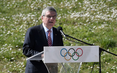 Prezydent MKOl Thomas Bach zachowuje się tak, jakby wierzył, że koronawirus nie storpeduje igrzysk