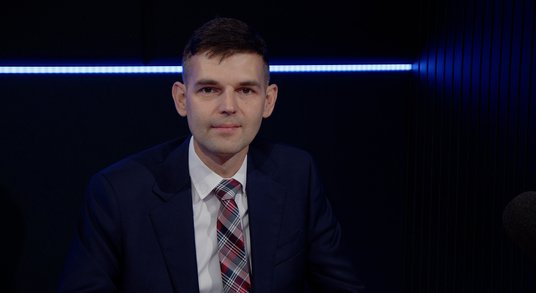 „Dzięki niesłabnącym napływom kapitału z zagranicy tempo zwyżek krajowych indeksów pozytywnie wyróżn