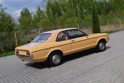 To bardzo rzadki, dwudrzwiowy sedan.