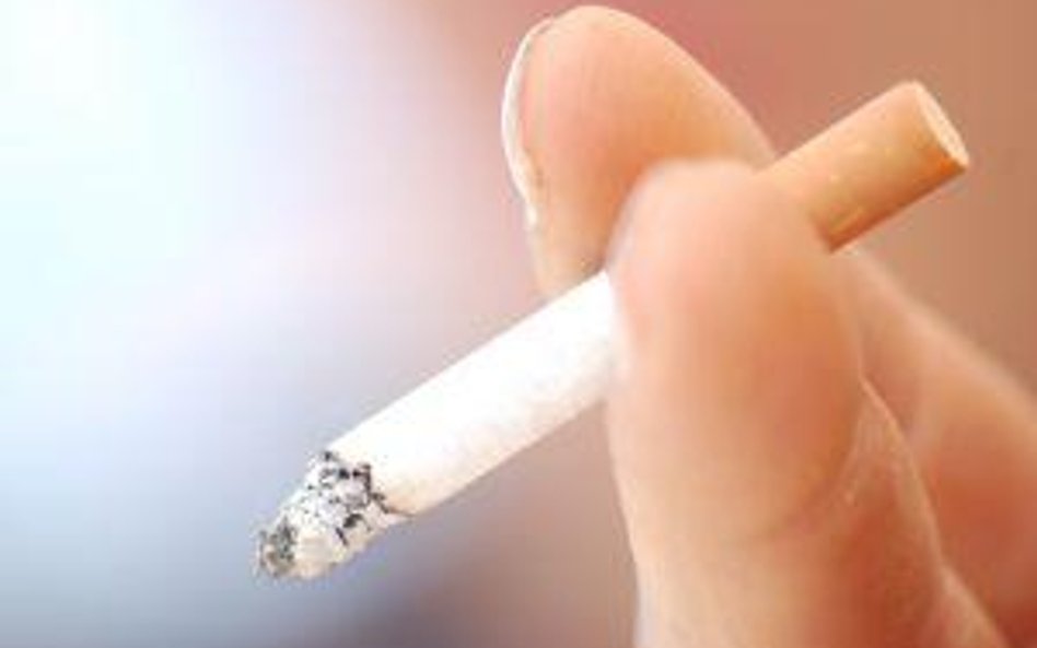 Kara za opakowania papierosów w witrynie